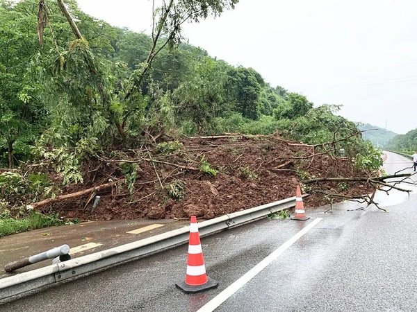 綦万高速塌方路段单道双通 货车须绕行